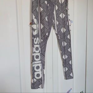 Black & White Geometric Leggings 🤍